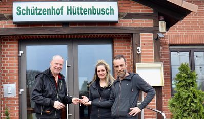 Jürgen Bohling übergibt die Schlüssel an Nicole und Devin Boga.