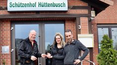 Jürgen Bohling übergibt die Schlüssel an Nicole und Devin Boga.