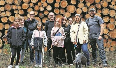 Missionar Hugo Gevers (Mitte) auf einer Wanderung mit Jugendlichen und Mitarbeitenden aus Leipzig.