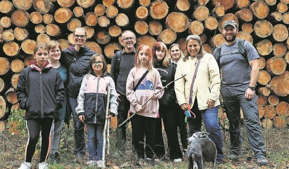 Missionar Hugo Gevers (Mitte) auf einer Wanderung mit Jugendlichen und Mitarbeitenden aus Leipzig.