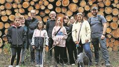 Missionar Hugo Gevers (Mitte) auf einer Wanderung mit Jugendlichen und Mitarbeitenden aus Leipzig.