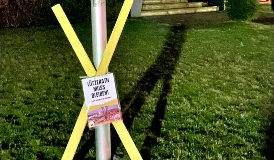 FFF Osterholz macht am Rathaus auf die Situation in Lützerath aufmerksam.