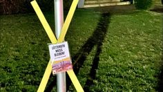 FFF Osterholz macht am Rathaus auf die Situation in Lützerath aufmerksam.