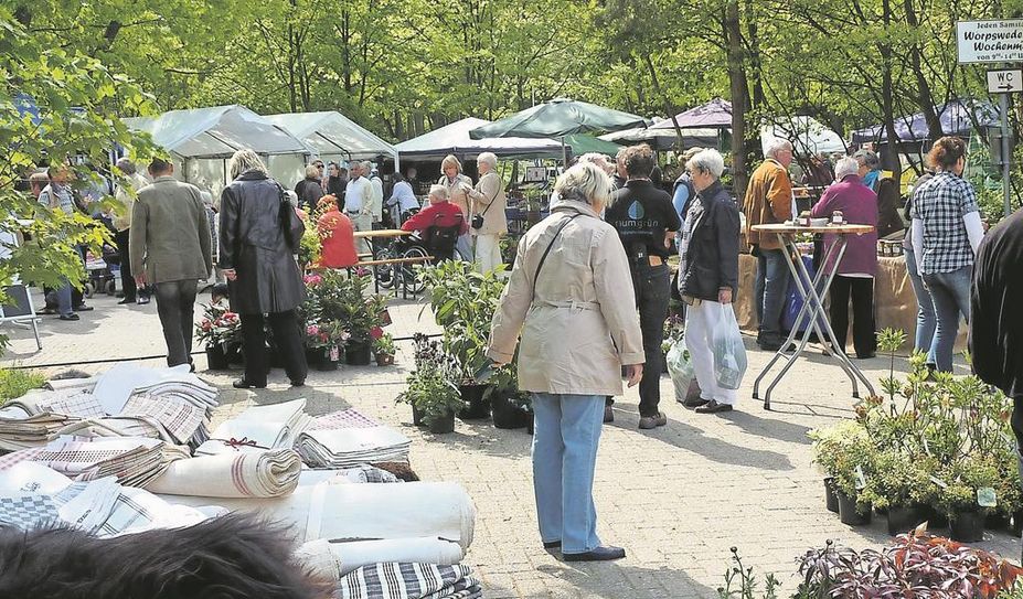 Auf dem Markt gibt es neben leckerem Essen und Trinken auch viel zum Staunen und Stöbern.