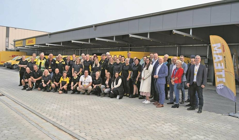 Zur offiziellen Einweihung des neuen Zustellstützpunktes versammelten sich Mitarbeitende und Gäste auf dem mehr als 7.000 Quadratmeter großen Grundstück an der Bürgermeister-Reitmann-Straße in Bremervörde.