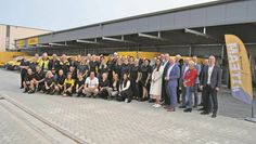 Zur offiziellen Einweihung des neuen Zustellstützpunktes versammelten sich Mitarbeitende und Gäste auf dem mehr als 7.000 Quadratmeter großen Grundstück an der Bürgermeister-Reitmann-Straße in Bremervörde.