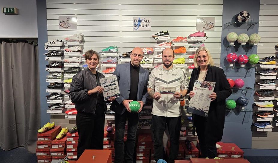 Carolin Novak (li.) und Anja Kalski (re.) vom Wirtschaftstreff mit Innenstadtmanager Thomas Karstens (li.) und Jannik Mosebach vom Sportshop Hermann.
