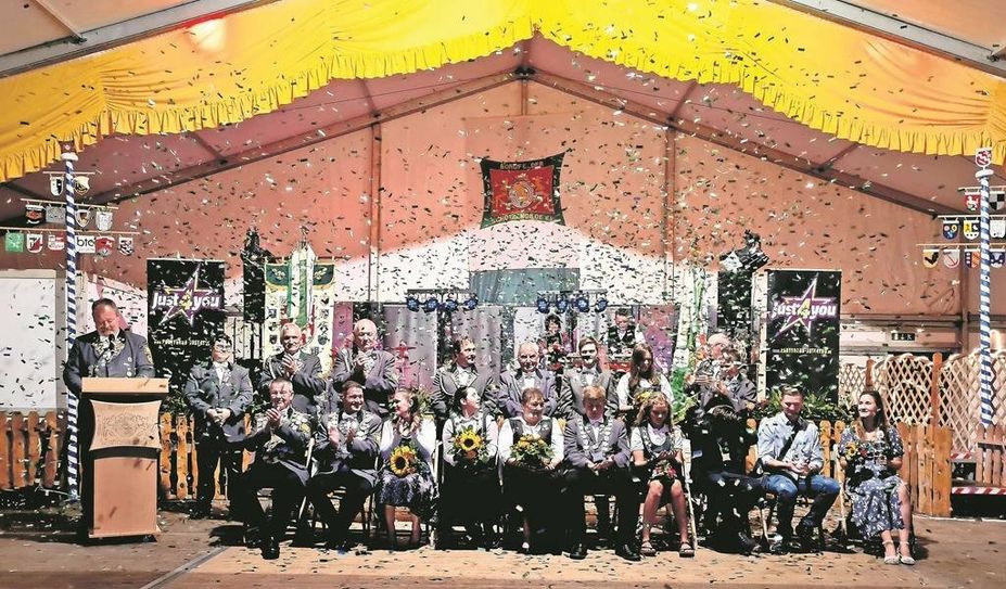 Borgfeld (red). Das Schützenfest vom Schützenverein Borgfeld hatte viel zu bieten. Neben einem großen Umzug und einem Königsball fand auch die Proklamation der neuen Majestäten statt. Das neue Königshaus setzt sich aus König Peter Brosinsky, Vizekönig Rolf Götz, Damenlorbeerkönigin Ronja de Felice, Vizekönigin Carmen Pharao, Juniorenkönig Niclas Buchenau, Jugendkönigin Finja Pahrmann, Schülerkönig Till Tietjen, Volkskönigin Luise Walter und Jugendvolkskönig Yannis Respondik zusammen. Im Rahmen der Proklamation wurde Marco Tutzek, erster Sportleiter, mit der Goldenen Ehrennadel und Peter Wolfgramn mit dem Ehrenbrief geehrt.