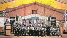 Borgfeld (red). Das Schützenfest vom Schützenverein Borgfeld hatte viel zu bieten. Neben einem großen Umzug und einem Königsball fand auch die Proklamation der neuen Majestäten statt. Das neue Königshaus setzt sich aus König Peter Brosinsky, Vizekönig Rolf Götz, Damenlorbeerkönigin Ronja de Felice, Vizekönigin Carmen Pharao, Juniorenkönig Niclas Buchenau, Jugendkönigin Finja Pahrmann, Schülerkönig Till Tietjen, Volkskönigin Luise Walter und Jugendvolkskönig Yannis Respondik zusammen. Im Rahmen der Proklamation wurde Marco Tutzek, erster Sportleiter, mit der Goldenen Ehrennadel und Peter Wolfgramn mit dem Ehrenbrief geehrt.