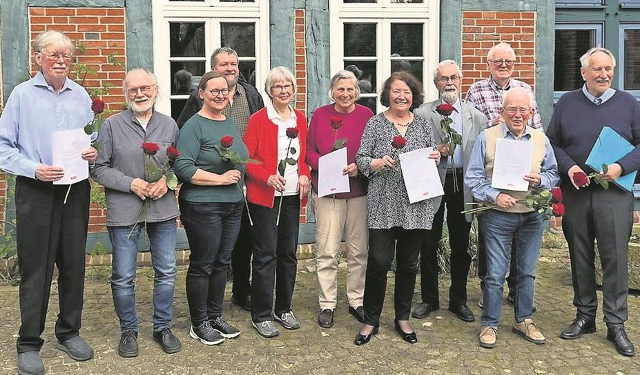 Lilienthal (eb). Die Mitglieder des SPD-Ortsvereins Lilienthal kamen Mitte April zu einer besonderen Feierstunde zusammen. Geehrt wurden viele engagierte Parteimitglieder für ihre Jubiläen der Parteizugehörigkeit. Von 25 bis hin zu 60 Jahren Mitgliedschaft war alles dabei. Mit dem Blick auf die anstehenden Landtags- und Europawahlen waren sich alle einig, dass die mittlerweile mehr als 160 Jahre Parteigeschichte nicht nur ein zu bewahrendes Erbe sein darf, sondern auch eine dauerhafte Verpflichtung sei, um dem Rechtsdruck in der Gesellschaft entgegenzutreten.