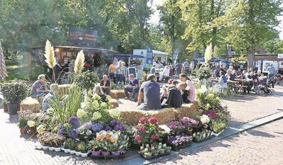 Die Besuchenden entspannen bei leckerem Essen und Getränken.