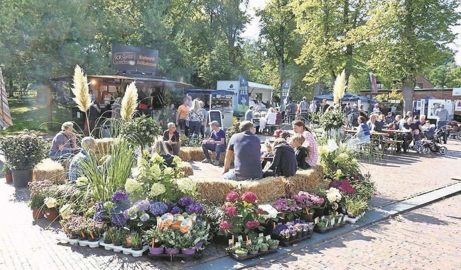 Die Besuchenden entspannen bei leckerem Essen und Getränken.