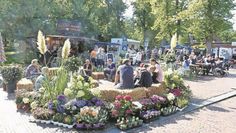 Die Besuchenden entspannen bei leckerem Essen und Getränken.