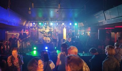 Volle Mainstage im Dancing: Dafür sorgten damals und heute die New Comix.