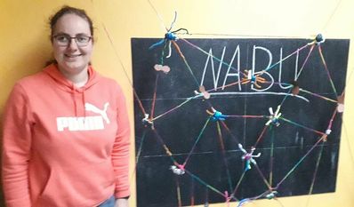 Damaris Zipkat vom „Mäusehaus“ hat mit den Kindern ein imposantes Spinnennetz gebastelt. Foto: Bettina Schroeder