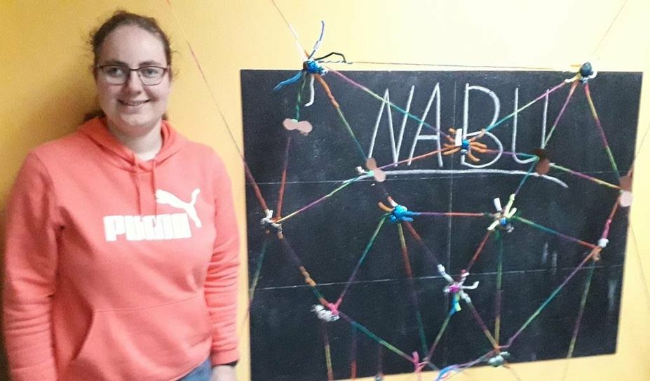 Damaris Zipkat vom „Mäusehaus“ hat mit den Kindern ein imposantes Spinnennetz gebastelt. Foto: Bettina Schroeder