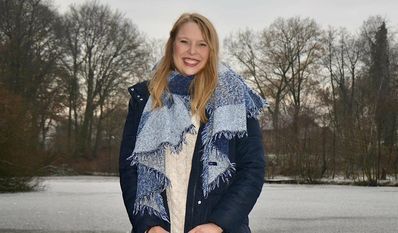Mia Ohlsen mit Gitarre an einem ihrer Lieblingsorte im Bremervörder Raum – dem Beverner See.