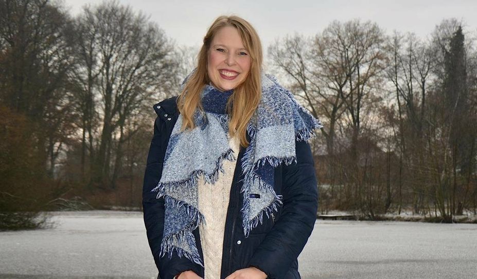 Mia Ohlsen mit Gitarre an einem ihrer Lieblingsorte im Bremervörder Raum – dem Beverner See.