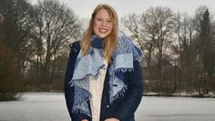 Mia Ohlsen mit Gitarre an einem ihrer Lieblingsorte im Bremervörder Raum – dem Beverner See.