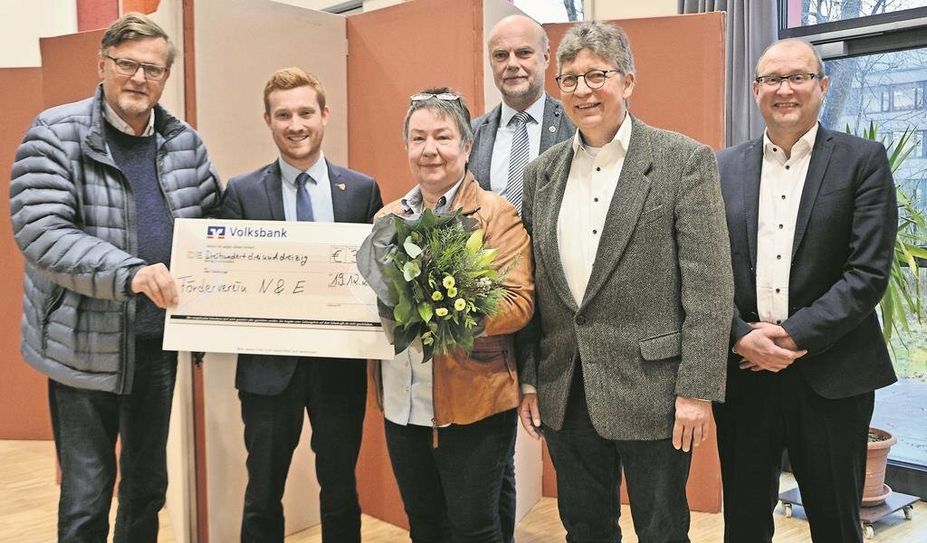 Mitglieder der Ratsfraktionen übergaben einen symbolischen Scheck an Lüder Dörgeloh (li.).