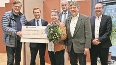 Mitglieder der Ratsfraktionen übergaben einen symbolischen Scheck an Lüder Dörgeloh (li.).