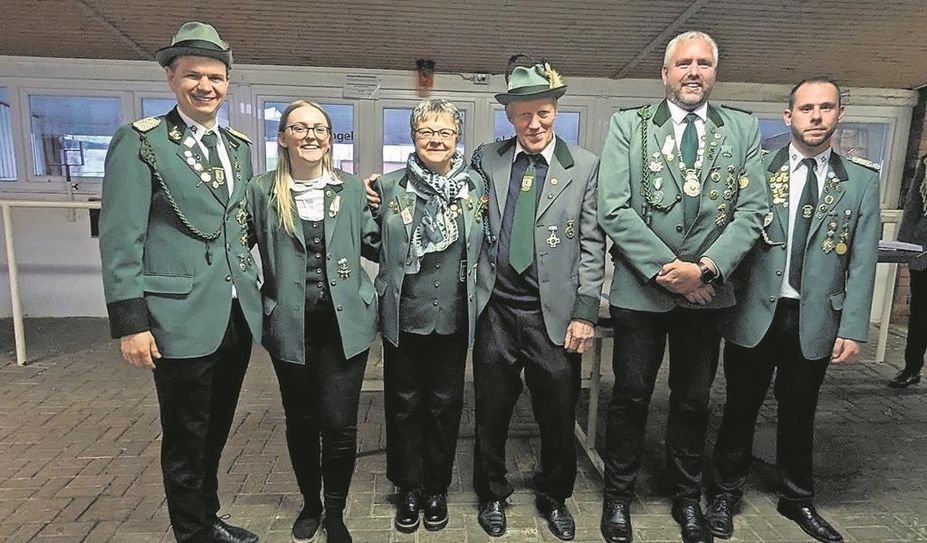 Axstedt (eb). Die Mitglieder des Schützenvereins Axstedt starteten gut gelaunt mit einem Frühjahrsschießen in die Saison. Bei den Männern erlegte Marco Steinbeck den Rumpf des Vogels und wurde neuer Frühjahrskönig. Jürgen Jacobs wurde Vizekönig. Bei den Damen sicherte sich Gabi Faß den Titel der Frühjahrskönigin und Denise Mester steht als Vizekönigin an ihrer Seite.