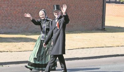 Anne Topel und Hans Wilhelm Peper tragen  - genau wie andere Mitglieder des Heimatvereins - zu besonderen Anlässen auch selbst gern historische Trachten.