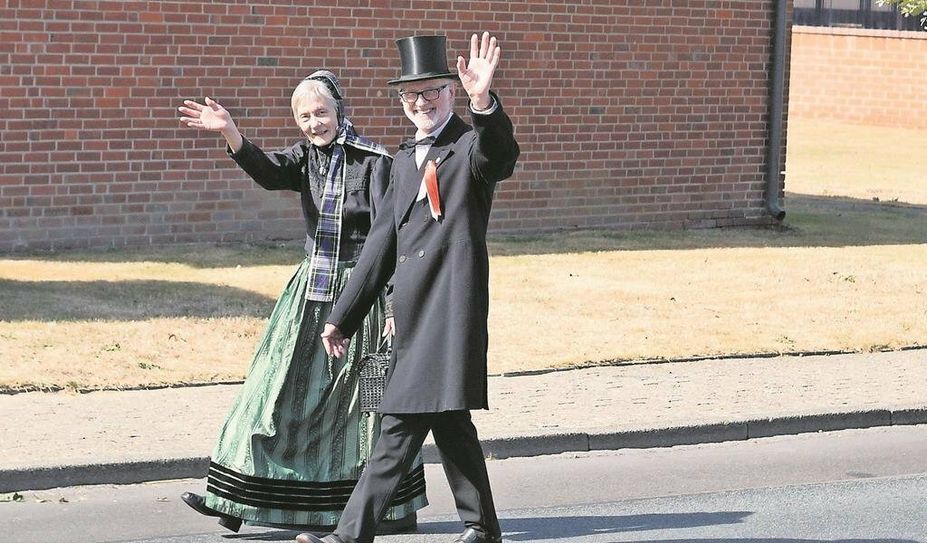 Anne Topel und Hans Wilhelm Peper tragen  - genau wie andere Mitglieder des Heimatvereins - zu besonderen Anlässen auch selbst gern historische Trachten.
