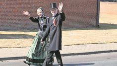 Anne Topel und Hans Wilhelm Peper tragen  - genau wie andere Mitglieder des Heimatvereins - zu besonderen Anlässen auch selbst gern historische Trachten.