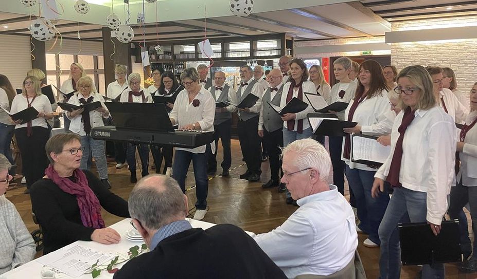 Die Sängerinnen und Sänger mit Chorleiterin Angela Martens