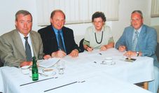 Die Unterzeichnung der Stiftungsurkunde im Jahr 2001.