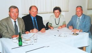Die Unterzeichnung der Stiftungsurkunde im Jahr 2001.