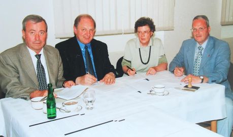Die Unterzeichnung der Stiftungsurkunde im Jahr 2001.