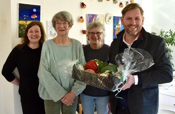Bürgermeister Marc Breitenfeld überreichte (v. l.) Tanja Scheefe, Frauke Willers und Barbara Weihe frische Zutaten für leckere Speisen.