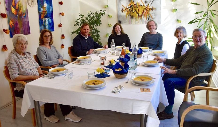 Die „Testpersonen“ (in der Mitte Breitenfeld, Scheefe und von Glahn) mit der leckeren Suppe.