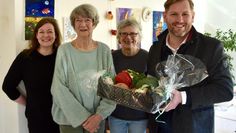 Bürgermeister Marc Breitenfeld überreichte (v. l.) Tanja Scheefe, Frauke Willers und Barbara Weihe frische Zutaten für leckere Speisen.