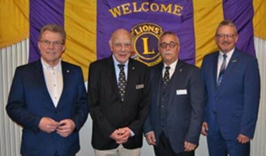 Sind stolz auf die Leistungen: Bürgermeister Jürgen Kuck, Peter Senger, Hartmut Sinström und Landrat Bernd Lütjen (v.l.).