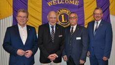 Sind stolz auf die Leistungen: Bürgermeister Jürgen Kuck, Peter Senger, Hartmut Sinström und Landrat Bernd Lütjen (v.l.).