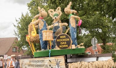 Liebevoll hergerichtete Erntewagen gibt es wieder am Sonntag, 11. September, beim Erntewagenumzug in Scharmbeckstotel zu bestaunen. Foto: eb