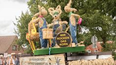 Liebevoll hergerichtete Erntewagen gibt es wieder am Sonntag, 11. September, beim Erntewagenumzug in Scharmbeckstotel zu bestaunen. Foto: eb