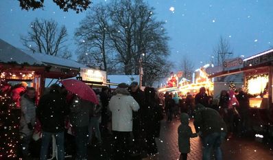 Auf dem Weihnachtsmarkt in Grasberg gibt es viel Programm, das sowohl die ältere Generation als auch die Kleinen begeistern wird.