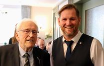 Zwei die sich mögen: Bundesverdienstkreuzträger Ernst-August Bayer (links) und Gnarrenburgs Bürgermeister Marc Breitenfeld.