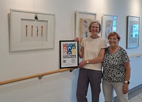 Katrin Schütte und Irmgard Windhorst erklären die Ausstellung der Artothek-Kunstwerke für eröffnet. Hier mit einem Werk von Waldemar Grazewicz.