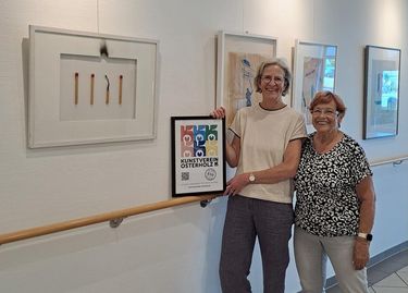Katrin Schütte und Irmgard Windhorst erklären die Ausstellung der Artothek-Kunstwerke für eröffnet. Hier mit einem Werk von Waldemar Grazewicz.
