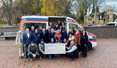 Gruppenbild mit Mitgliedern vom Förderverein der Gnarrenburger Lions, Musikern und Spendenempfänger.