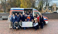 Gruppenbild mit Mitgliedern vom Förderverein der Gnarrenburger Lions, Musikern und Spendenempfänger.