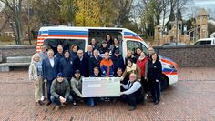 Gruppenbild mit Mitgliedern vom Förderverein der Gnarrenburger Lions, Musikern und Spendenempfänger.