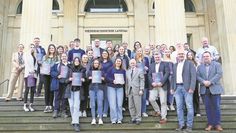 Die Europassinhaber:innen präsentieren sich mit dem Staatssekretär Dr. Jörg Mielke (vorne, grauer Anzug) vor dem Niedersächsischen Landtag.