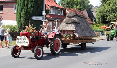 Beim Festumzug sind nicht nur große Wagen zu sehen, auch die kleineren sind mit viel Hingabe gestaltet worden und ein echter Hingucker.