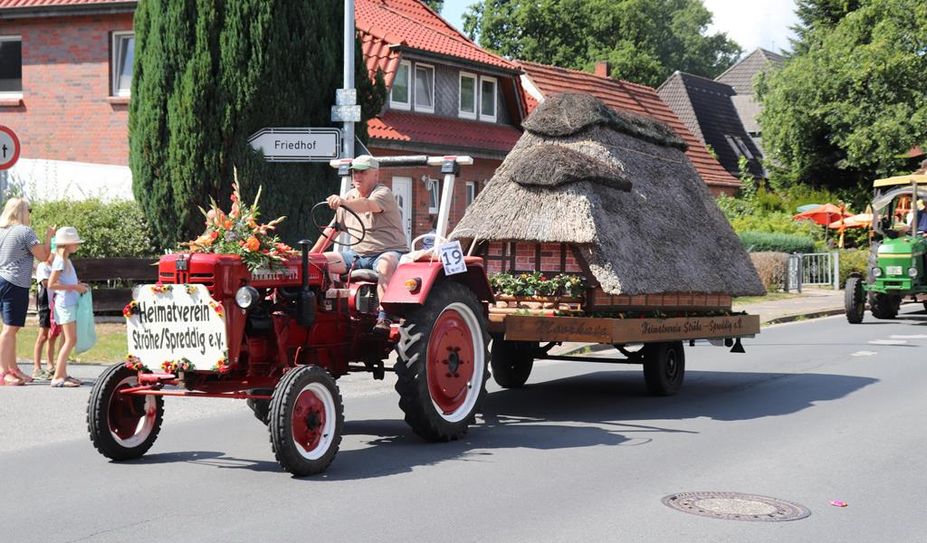 Beim Festumzug sind nicht nur große Wagen zu sehen, auch die kleineren sind mit viel Hingabe gestaltet worden und ein echter Hingucker.